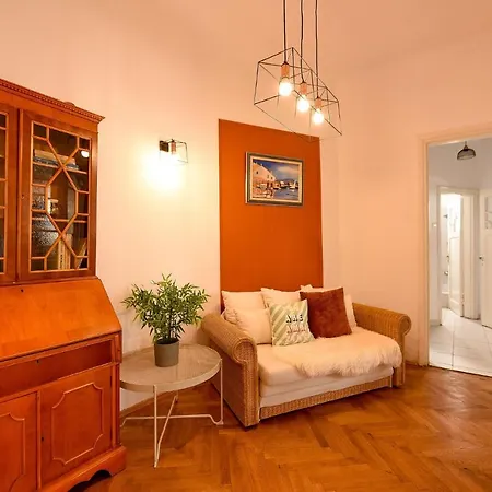 Stylish & Spacious Apartment Near The Old Town - A Touch Of History, A Dash Of Modernity Bucharest Exterior photo