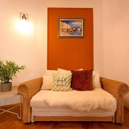 Stylish & Spacious Apartment Near The Old Town - A Touch Of History, A Dash Of Modernity Bucharest Exterior photo