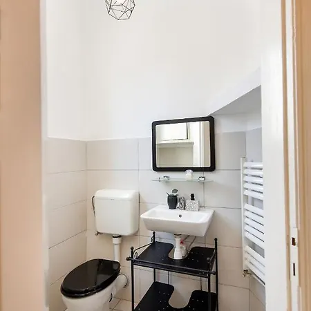 Stylish & Spacious Apartment Near The Old Town - A Touch Of History, A Dash Of Modernity Bucharest Exterior photo