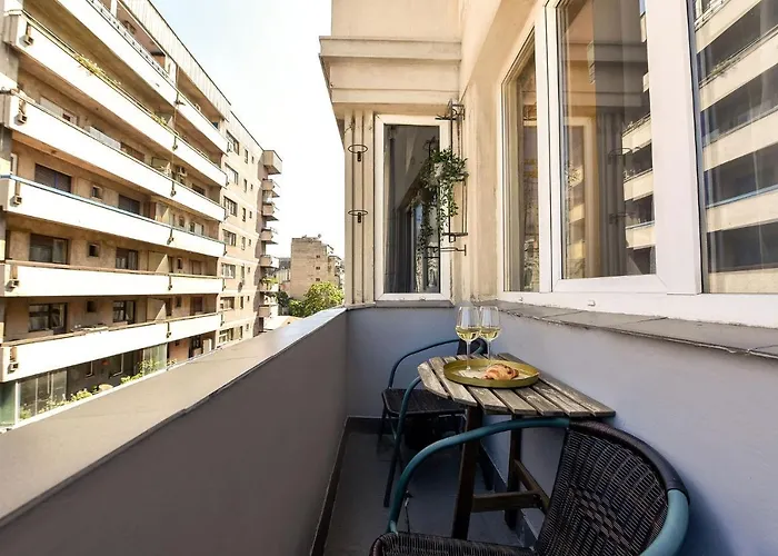 Stylish & Spacious Apartment Near The Old Town - A Touch Of History, A Dash Of Modernity