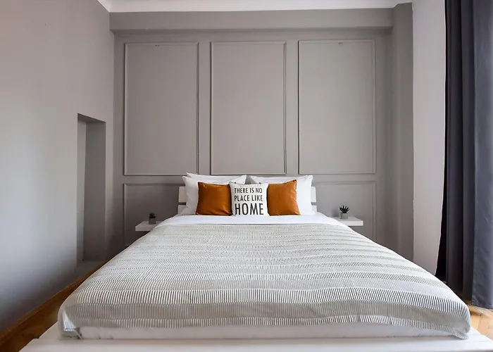 Stylish & Spacious Apartment Near The Old Town - A Touch Of History, A Dash Of Modernity