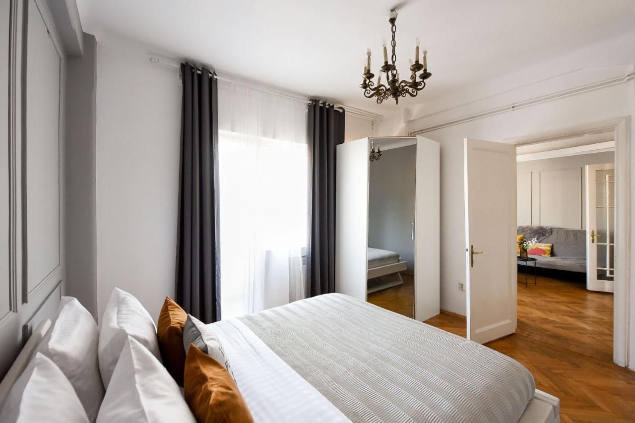 Apartment Stylish & Spacious Near The Old Town - A Touch Of History, A Dash Of Modernity Bucharest