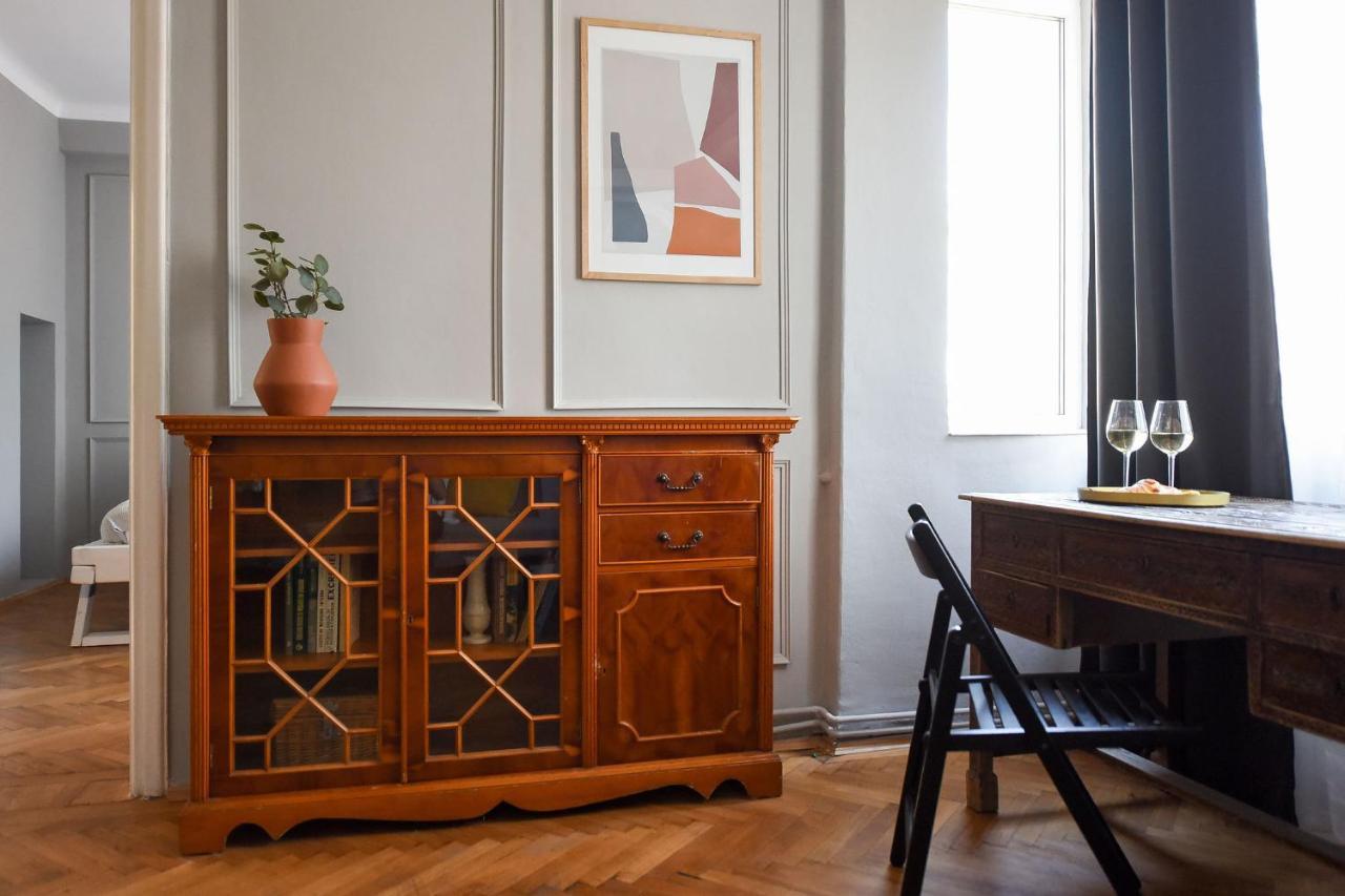 Stylish & Spacious Near The Old Town - A Touch Of History, A Dash Of Modernity *