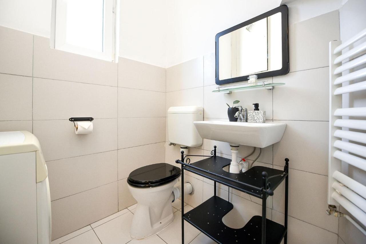 Stylish & Spacious Near The Old Town - A Touch Of History, A Dash Of Modernity