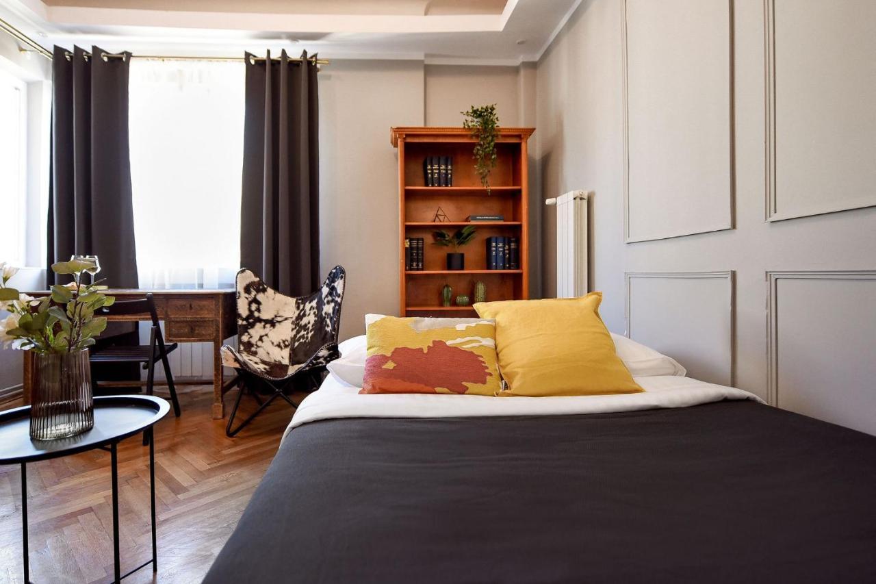 Stylish & Spacious Near The Old Town - A Touch Of History, A Dash Of Modernity Apartment *