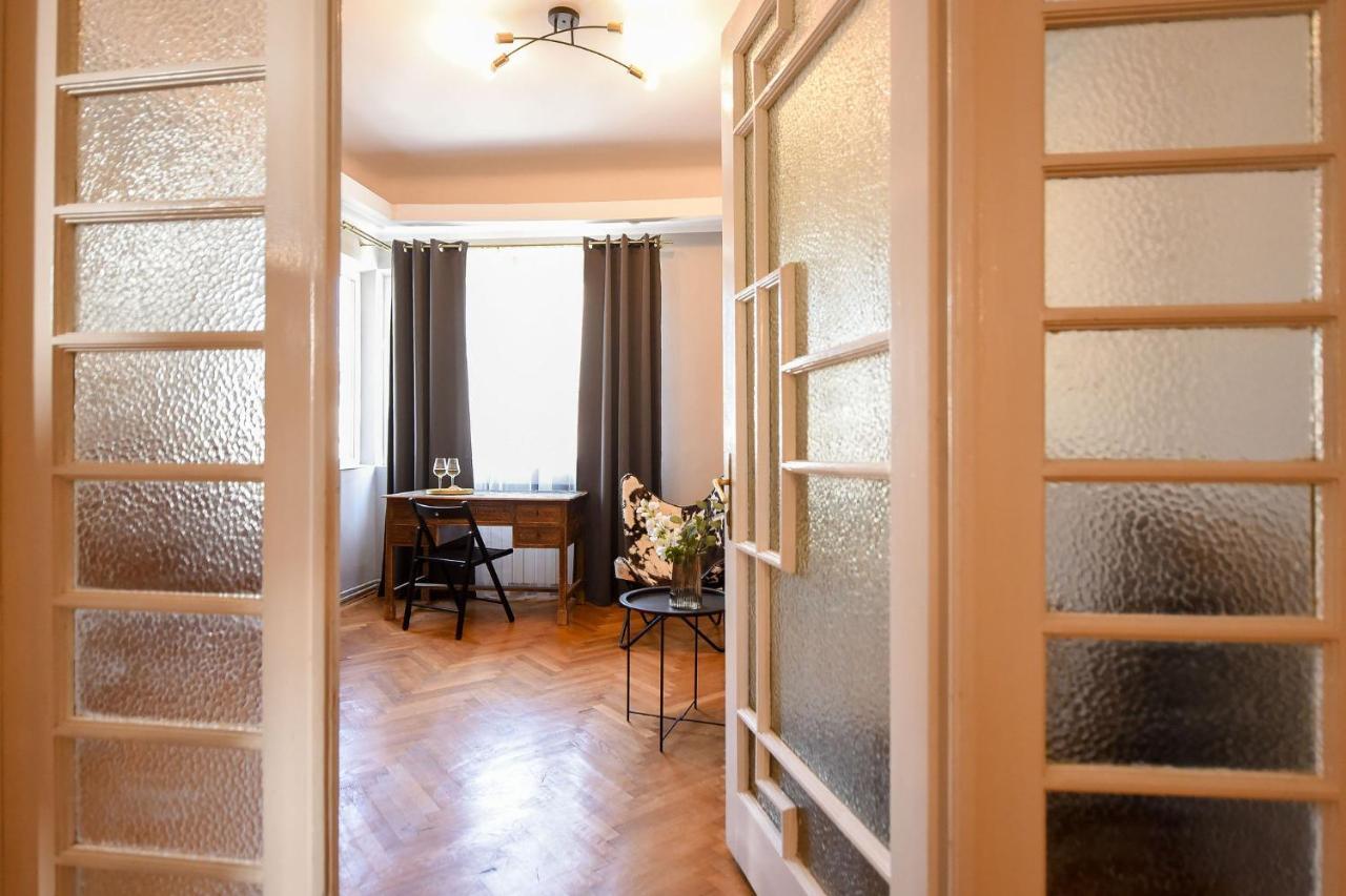 Apartment Stylish & Spacious Near The Old Town - A Touch Of History, A Dash Of Modernity *
